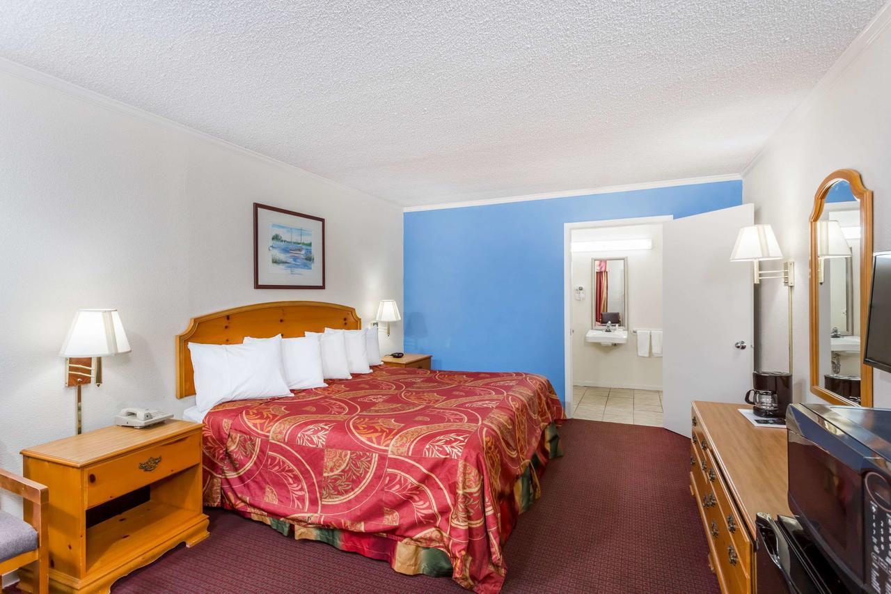 Days Inn By Wyndham Summerton Экстерьер фото