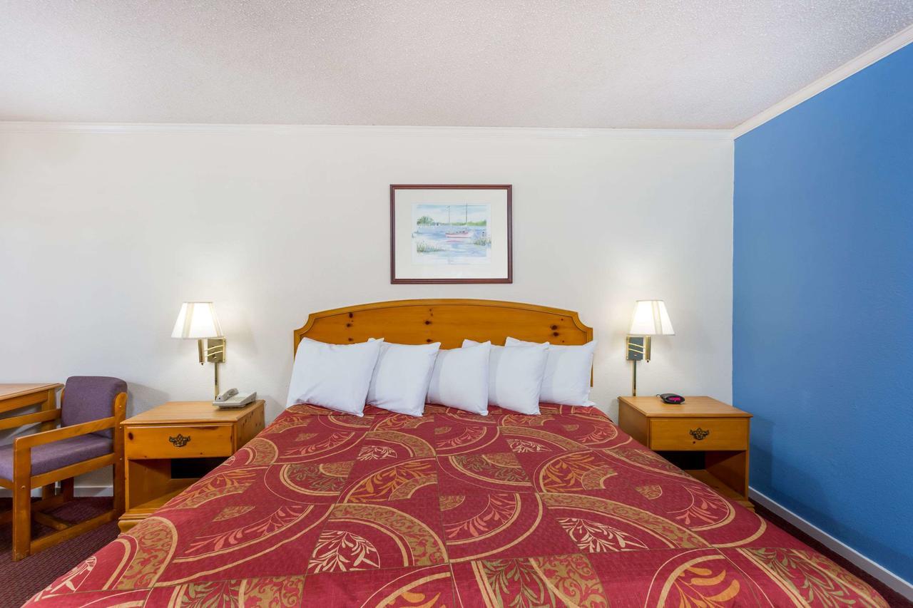 Days Inn By Wyndham Summerton Экстерьер фото