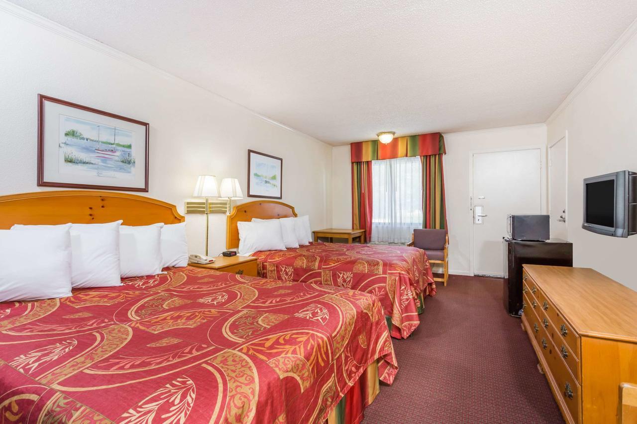 Days Inn By Wyndham Summerton Экстерьер фото